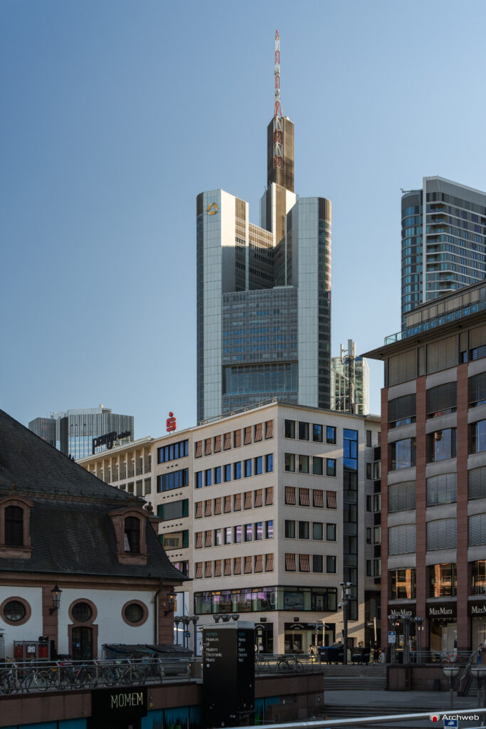 La Commerzbank Tower nel centro finanziario di Francoforte - Fotografie © Archweb.com
