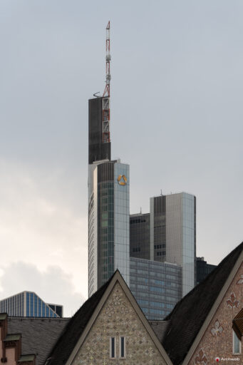 Dettaglio della sommità dela Commerzbank Tower nel centro finanziario di Francoforte - Fotografie © Archweb.com