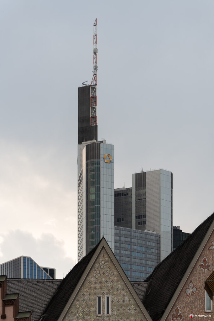 Dettaglio della sommità dela Commerzbank Tower nel centro finanziario di Francoforte - Fotografie © Archweb.com