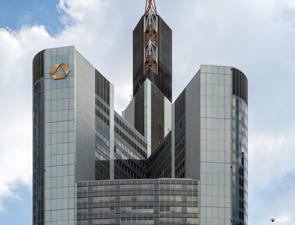 Dettaglio della sommità dela Commerzbank Tower nel centro finanziario di Francoforte - Fotografie © Archweb.com