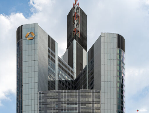 Dettaglio della sommità dela Commerzbank Tower nel centro finanziario di Francoforte - Fotografie © Archweb.com