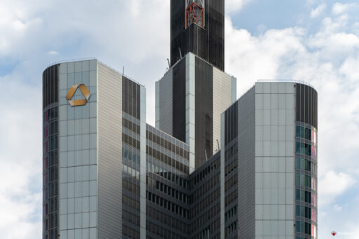 Dettaglio della sommità dela Commerzbank Tower nel centro finanziario di Francoforte - Fotografie © Archweb.com