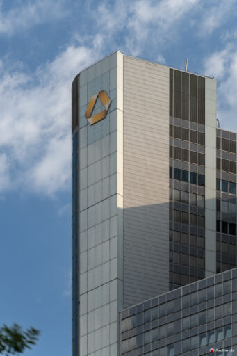 Dettaglio della sommità dela Commerzbank Tower nel centro finanziario di Francoforte - Fotografie © Archweb.com