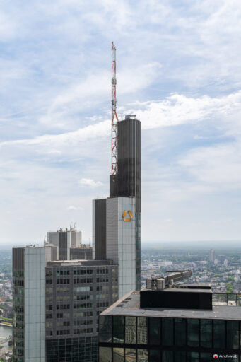 Dettaglio della sommità dela Commerzbank Tower nel centro finanziario di Francoforte - Fotografie © Archweb.com