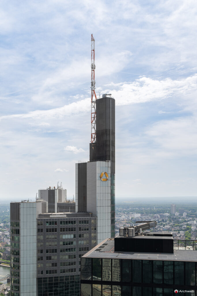 Dettaglio della sommità dela Commerzbank Tower nel centro finanziario di Francoforte - Fotografie © Archweb.com