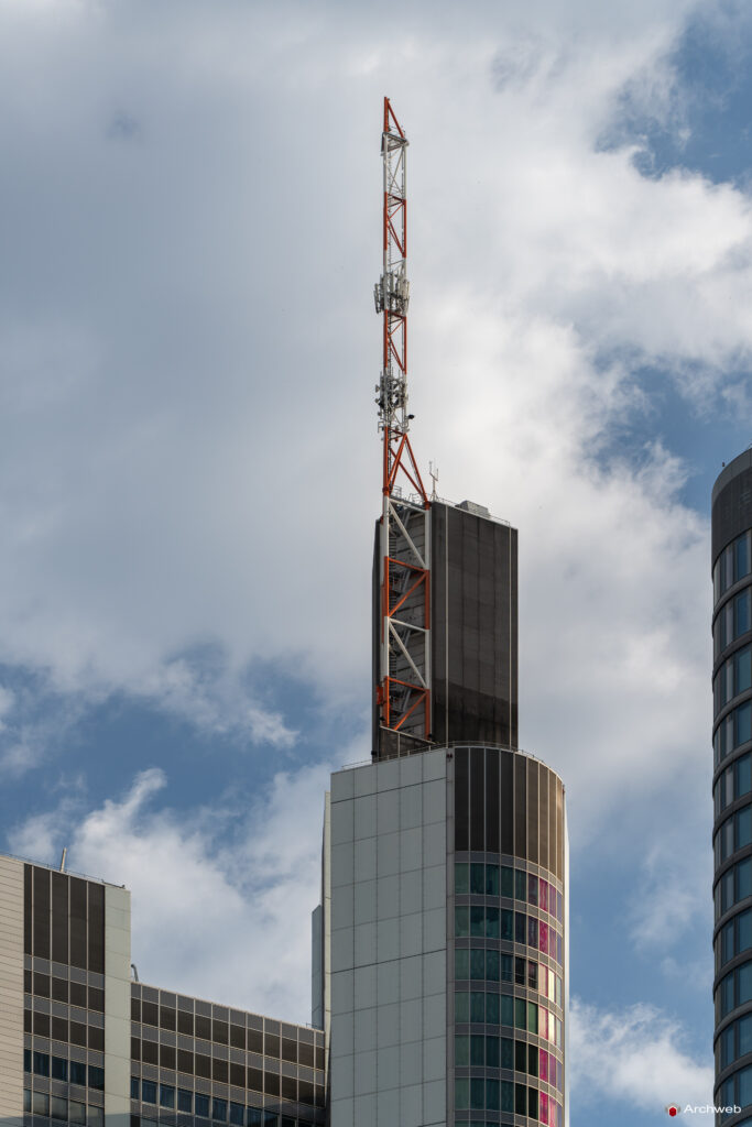 Dettaglio della sommità dela Commerzbank Tower nel centro finanziario di Francoforte - Fotografie © Archweb.com