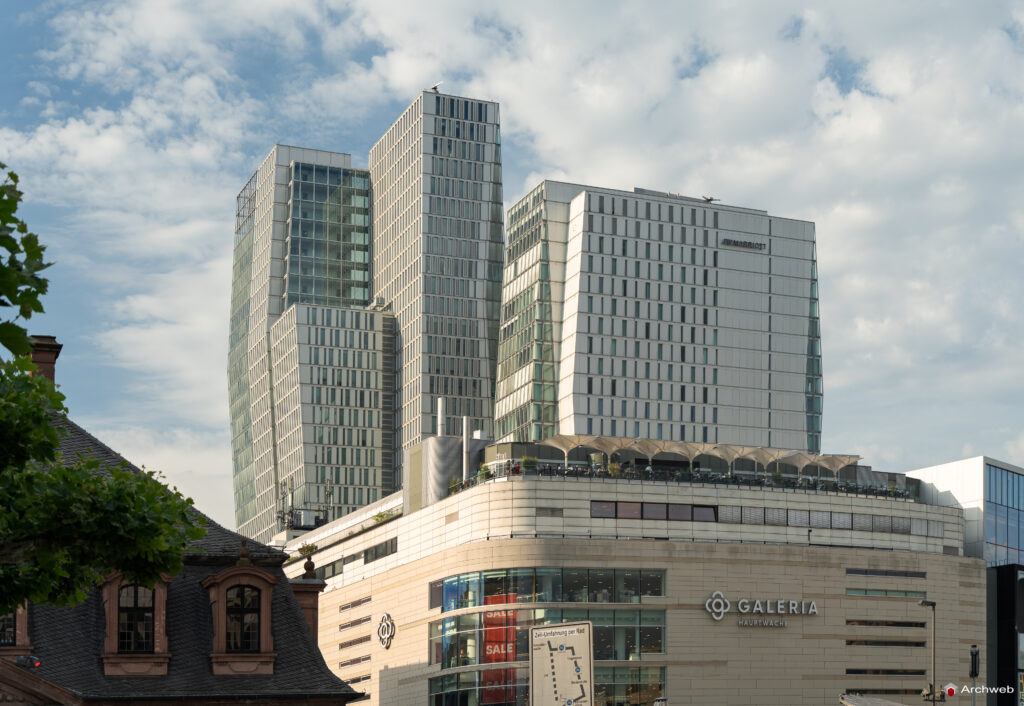 Sullo sfondo il complesso di torri "Nextower" a Francoforte; in primo piano, in basso, l'ex Galeria Karstadt Kaufhof GmbH - Fotografie © Archweb.com