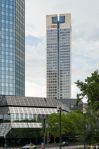 Il grattacielo Opernturm a Francoforte; sulla sinistra una delle Deutsche bank Twink Towers - Fotografie © Archweb.com