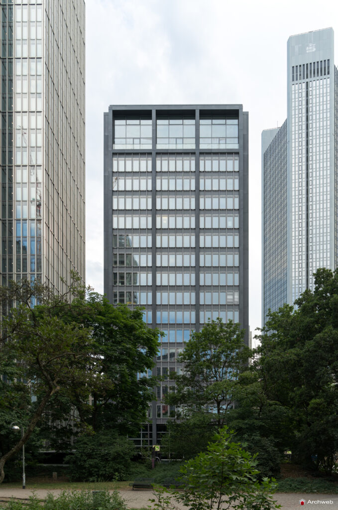 Edificio nel centro di Francoforte; sulla destra il grattaccielo Trianon - Fotografie © Archweb.com