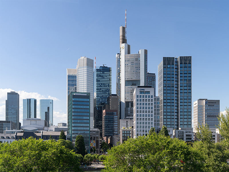 Lo skyline di Francoforte visto dalla riva sud del fiume Meno - Fotografie © Archweb.com