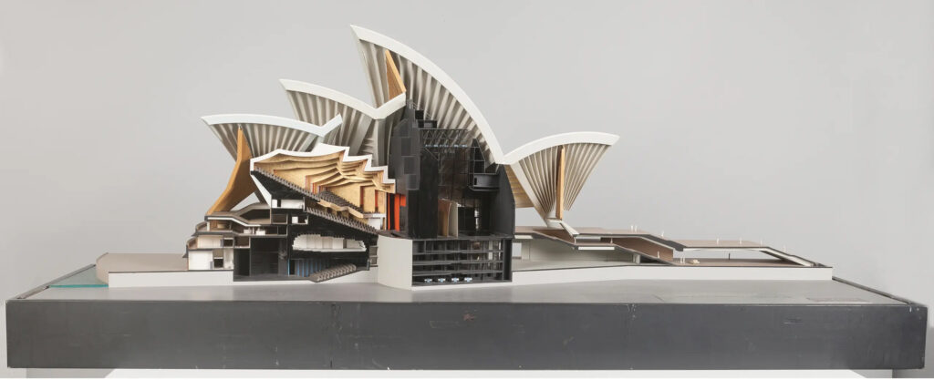 Modello architettonico, Sydney Opera House, progetto di Jørn Utzon per la sala principale, legno/plastica, realizzato da Finecraft Scale Models Pty Ltd, Sydney, Nuovo Galles del Sud, Australia, 1964-1966.
